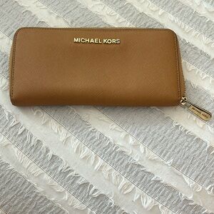 Michael Kors Zip Around Wallet Light Brown